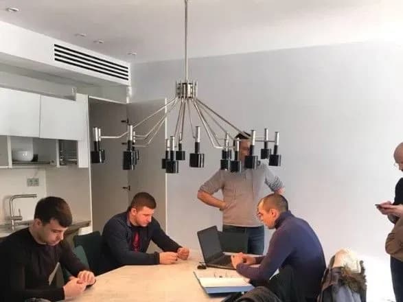 Рибалка заявив про обшуки в паризькій квартирі сестри