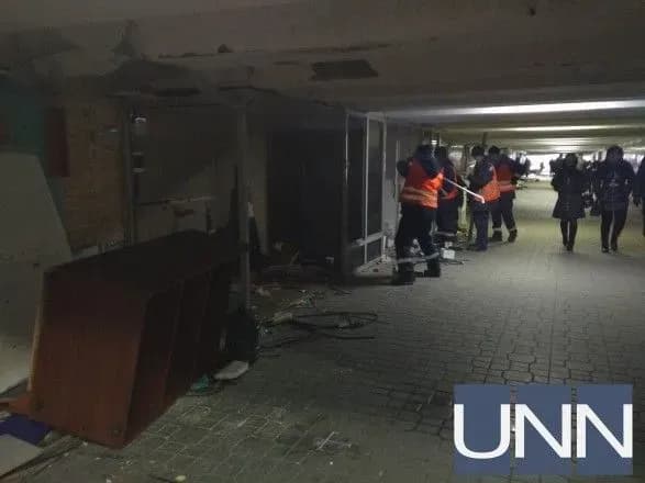 На Майдані комунальники почали демонтувати МАФи