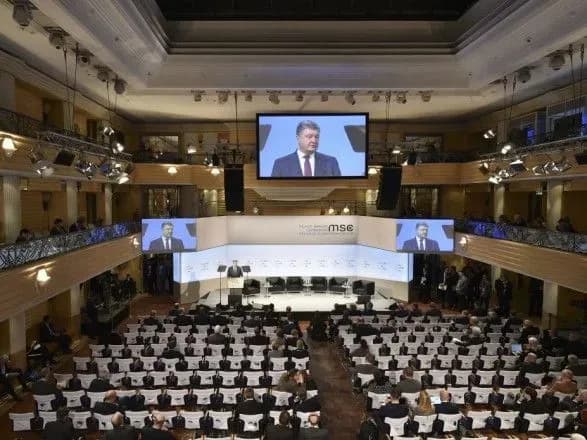 Порошенко пояснив, чому Росія наполягає на обмежені мандату для миротворців