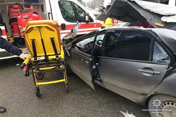 Масштабна ДТП у Києві за участі маршрутки та "швидкої": постраждало п’ятеро осіб