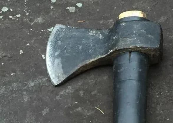 Невідомий з сокирою потрощив близько 10 авто у дворі столичного суду