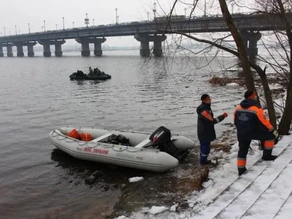 Другу добу тривають пошуки дівчини, яка стрибнула з столичного моста