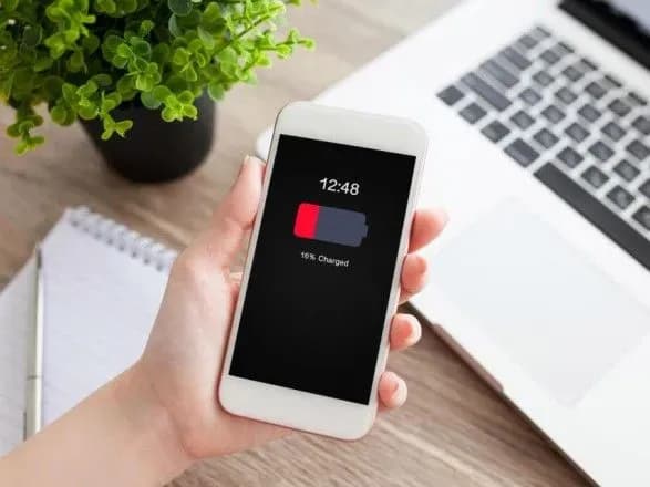 Названо топ-10 додатків, які найшвидше з’їдають батарею смартфонів