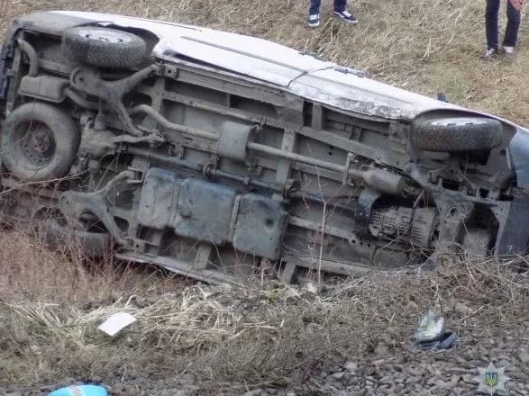 Автобус на Закарпатті злетів у кювет і перекинувся на залізничну колію
