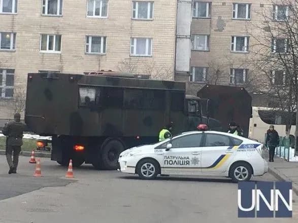 Біля Оболонського райсуду затримали дівчину, її доправили до поліції