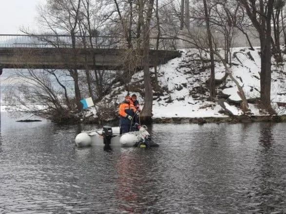 Четверту добу тривають пошуки тіла дівчини, яка стрибнула з мосту Патона