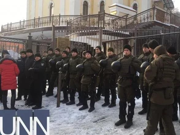 Під Солом'янський райсуд стягнули силовиків