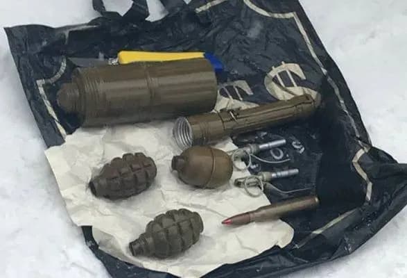 Під Львовом знайшли схованку з боєприпасами