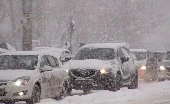 Через непогоду на деяких дорогах Києва утворилися затори