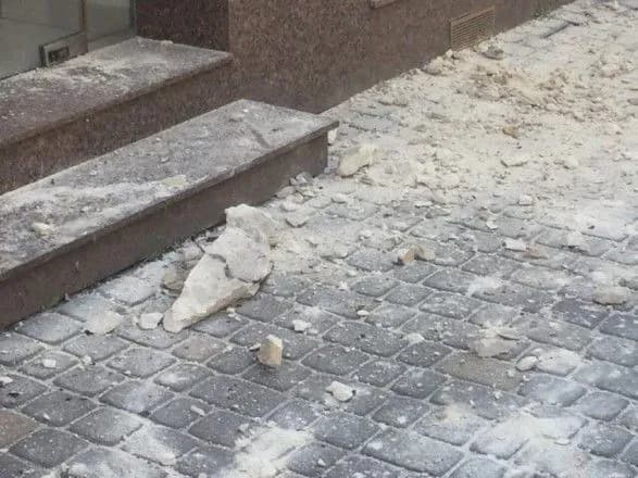 У Львові на молоду жінку впав шмат фасаду