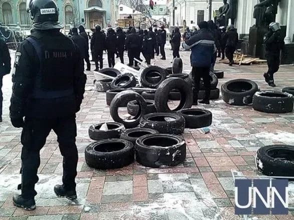 Під Радою правоохоронці затримали дев'ятьох осіб