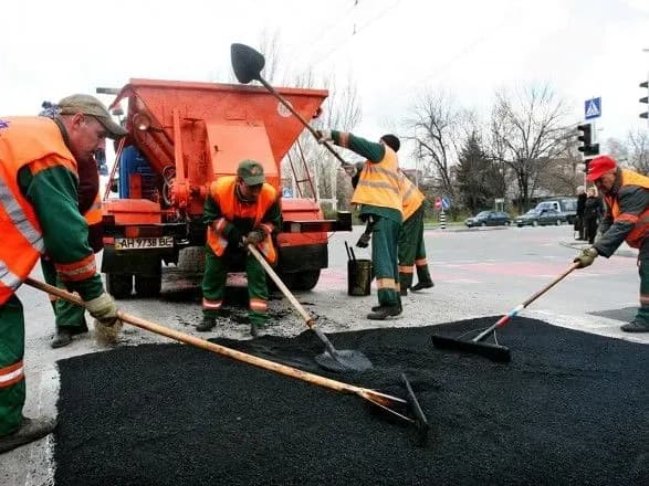Кабмін пообіцяв “десятки і сотні тисяч” премій за виявлення крадіїв держкоштів на дорогах