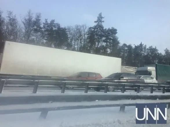 Кілометровий затор утворився на в'їзді до Києва