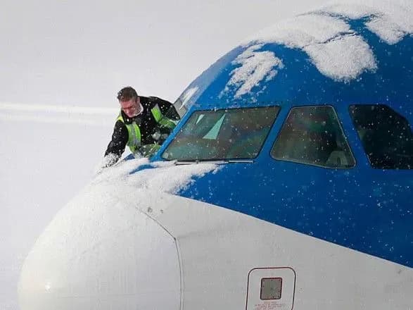 Негода спричинила збій в роботі найбільших аеропортів Європи