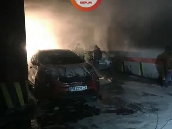 Щонайменше 5 автомобілів знищені в результаті масштабної пожежі на столичному паркінгу
