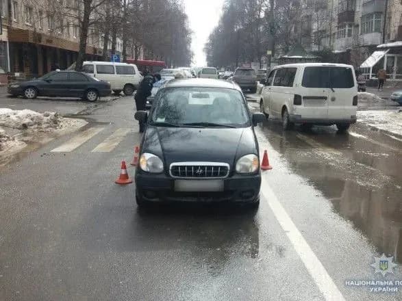 У Чернівцях 11-річна дівчина потрапила під колеса автомобіля