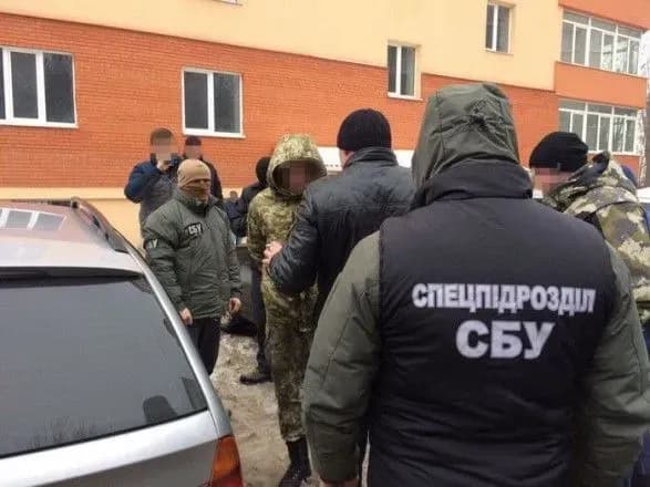 У Хмельницькому СБУ викрила прикордонника на торгівлі наркотиками