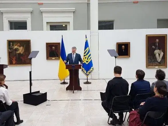 Порошенко анонсував указ про десятирічну програму зміцнення статусу української мови