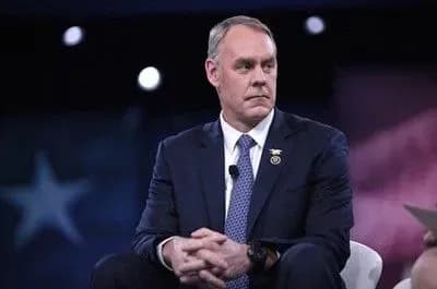 CNN: дев'яти членам кабінету США висловили претензії за порушення службової етики