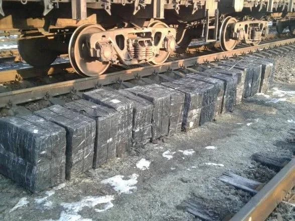 У вагонах з рудою до Польщі намагалися вивезти 17 тис. пачок сигарет