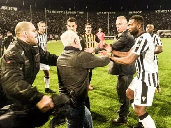 Прокуратура Греции выдала ордер на арест президента футбольного клуба, который с оружием сорвал матч