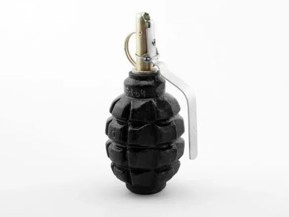 Зловмиснику, який кинув гранату у патрульних на Троєщині, повідомили про підозру