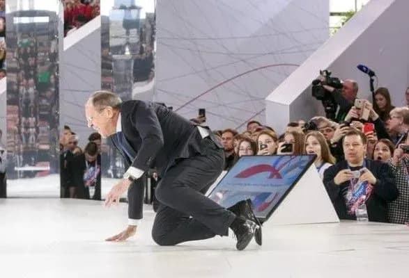 Лавров спіткнувся на сцені форуму "Росія - країна можливостей"
