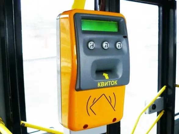 Відсьогодні київські перевізники мають встановити в маршрутках обладнання для е-квитків