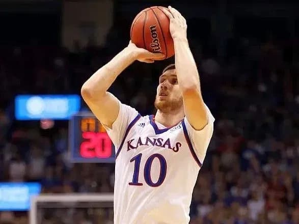 Михайлюк у складі "Канзаса" подолав перший раунд плей-оф NCAA