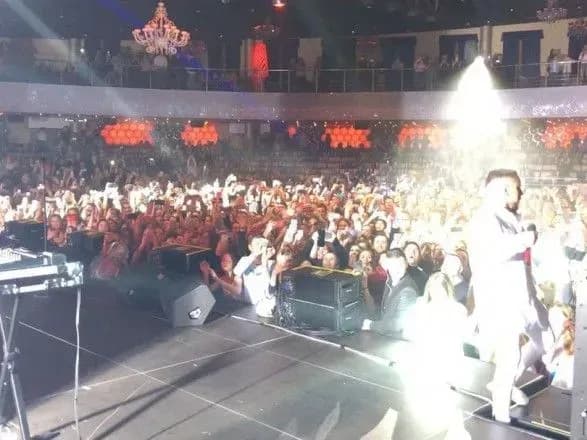 MONATIK під час концерту у Мінську впав зі сцени