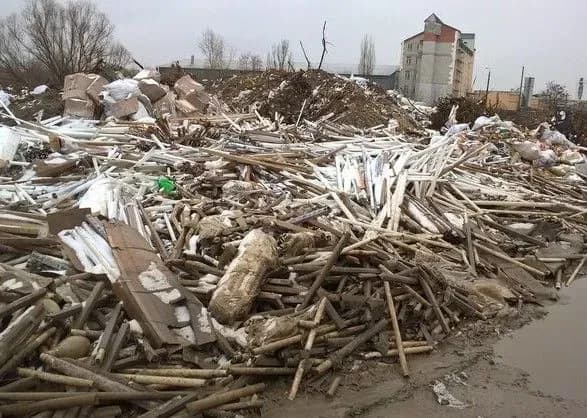 У Полтаві вже місяць не можуть прибрати стихійне звалище битих ртутних ламп