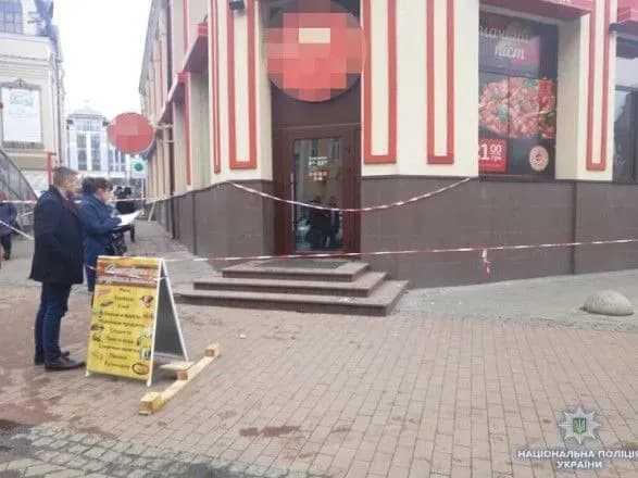 Смерть у столичному ресторані: свідки кажуть, що чоловік сам порізав собі шию