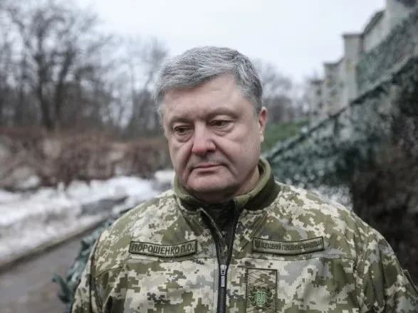 Порошенко нагородив військових ЗСУ на передовій