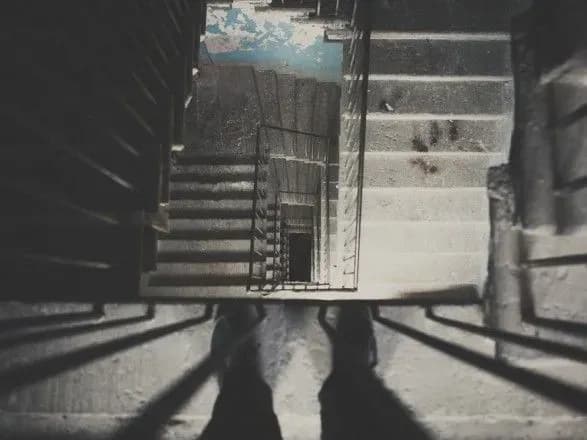 Тіло чоловіка з побитою головою знайшли у під'їзді столичного будинку