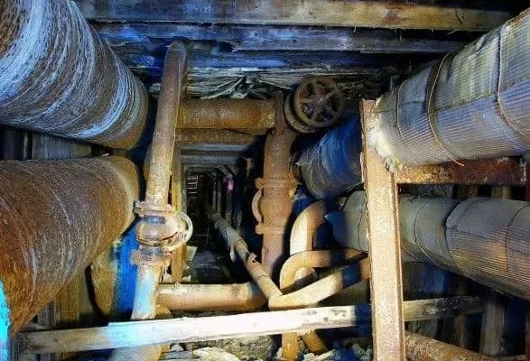 Тіло чоловіка знайшли у колекторі в столиці