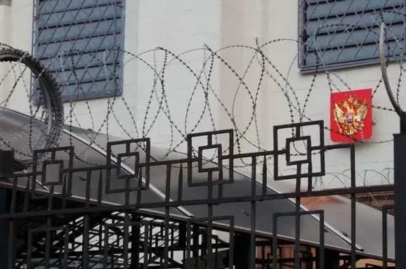 В посольстве РФ в Киеве подтвердили, что их сотрудники беспрепятственно попали в дипмиссию