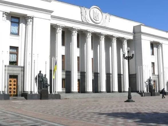 Парубій пропонує нардепам залишати зброю в сейфах на вході до Ради