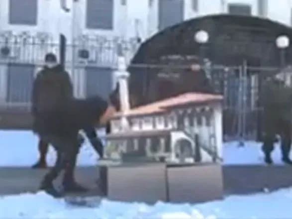 Під посольством РФ влаштували акцію на захист Ханського палацу в Криму