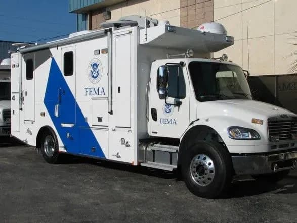 Поїзд з токсичними матеріалами зійшов з рейок в США