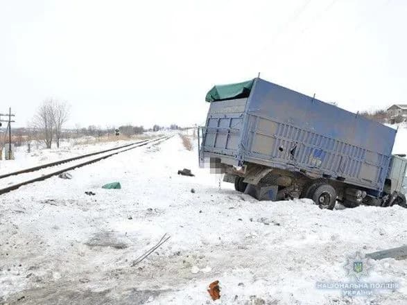 Грузовик в Луганской области столкнулся с железнодорожным локомотивом