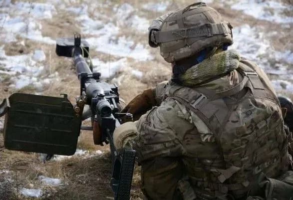 Під час обстрілу Пісків зазнав поранення український військовий – штаб АТО