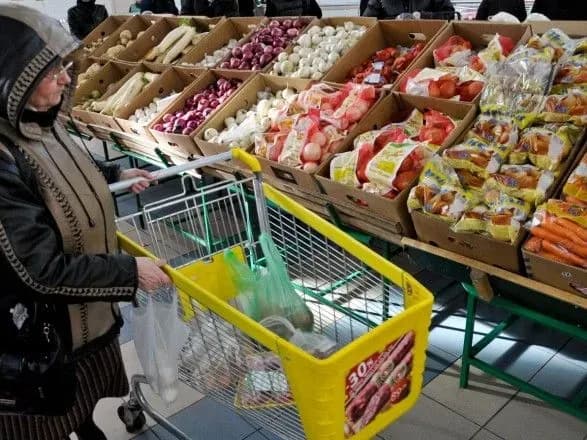 Українці гірше оцінюють свій добробут та не сподіваються на покращення