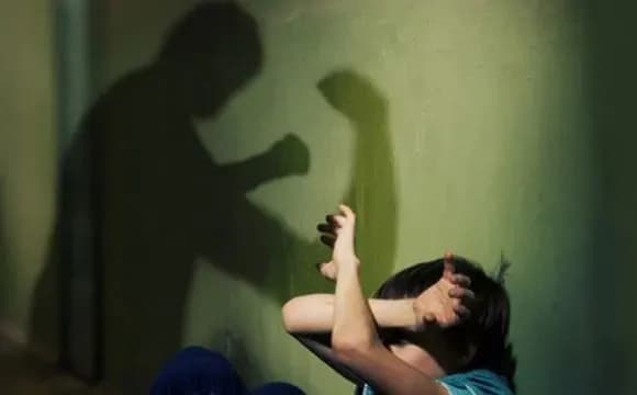 На Чернігівщині чоловік до смерті побив дворічну дівчинку