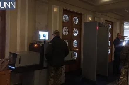 Депутати у Раді почали проходити через рамки-металошукачі