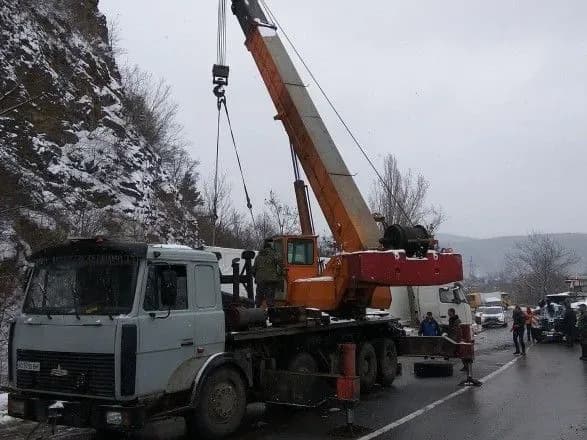 Трасу Київ-Чоп перекривали через фуру, яка злетіла у кювет