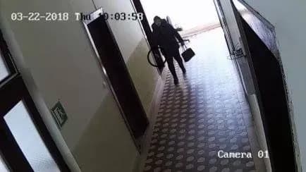 Вплив на суд по-закарпатськи: жінка посипала вхід до приймальні судді сіллю і маком