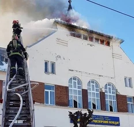 У Чернівцях сталася пожежа в транспортному коледжі