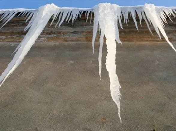 У центрі Львова на жінку впала брила льоду