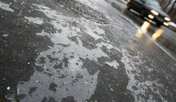 Киян попередили про ожеледицю на дорогах