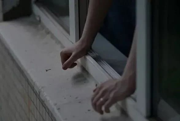 У Львові з одинадцятого поверху гуртожитку впала 17-річна дівчина